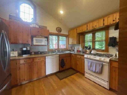 Cozy Lakefront Cabin - A stone throw away from Michigan's best kept secrets!