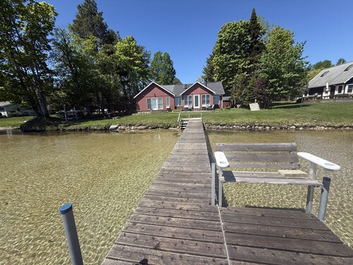Cozy Lakefront Cabin - A stone throw away from Michigan's best kept secrets!