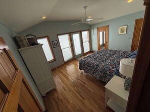 4 slaapkamers, een bureau, een strijkplank/strijkijzer, gratis wifi