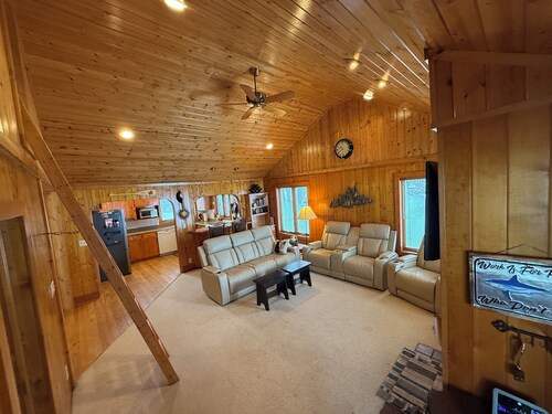Cozy Lakefront Cabin - A stone throw away from Michigan's best kept secrets!