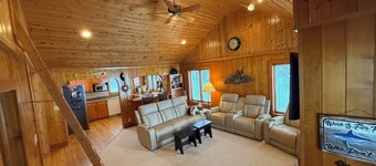 Cozy Lakefront Cabin - A stone throw away from Michigan's best kept secrets!