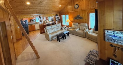 Cozy Lakefront Cabin - A stone throw away from Michigan's best kept secrets!