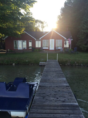 Cozy Lakefront Cabin - A stone throw away from Michigan's best kept secrets!