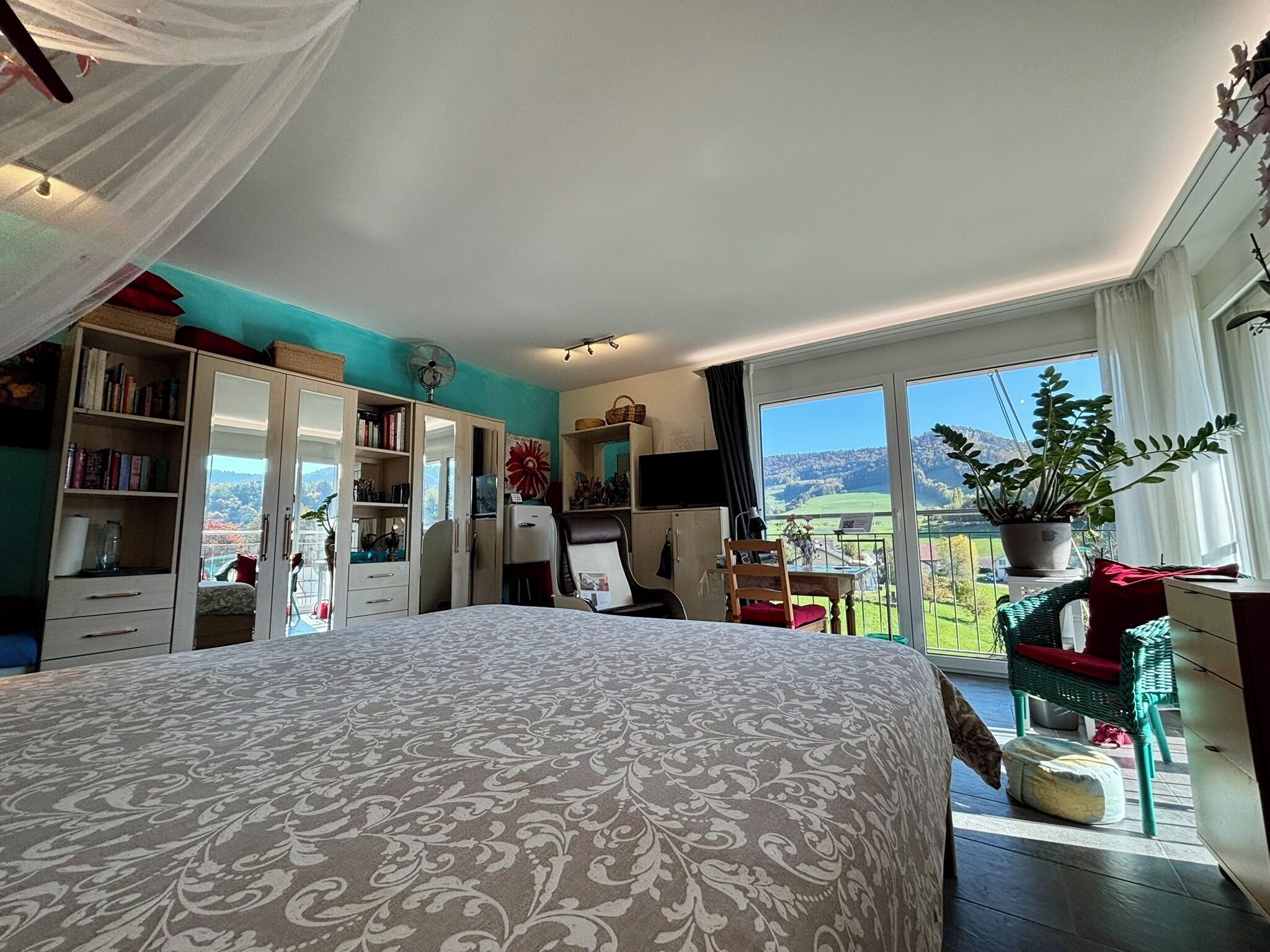 1 多间卧室、客房内保险箱、办公桌、熨斗/熨衣板