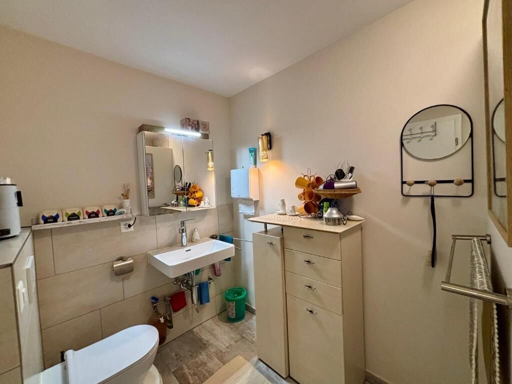 Sèche-cheveux, serviettes fournies, savon, papier toilette