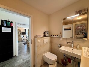  milieuvriendelijk toiletgerief, een haardroger, handdoeken, zeep