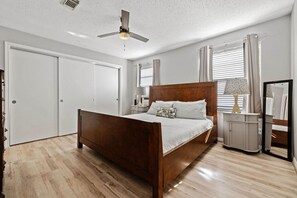 2 bedrooms, desk, iron/ironing board, free WiFi - Cozy Apt Sleep 6 near Downtown & Med Center! (Houston)