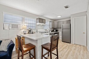 Fridge, microwave, oven, stovetop - Cozy Apt Sleep 6 near Downtown & Med Center! (Houston)