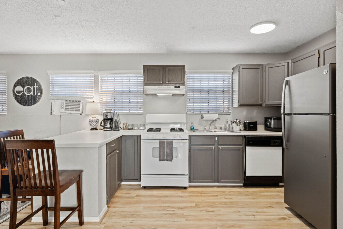 Kjøleskap, mikrobølgeovn, ovn og kokeplater