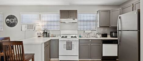 Kjøleskap, mikrobølgeovn, ovn og kokeplater