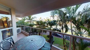 Outdoor dining - MAUI BANYAN beautiful 1 bedroom condo in Kihei, AC, directly across from beach (Kihei)