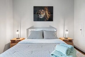 Iron/ironing board, WiFi, bed sheets - Heart of Irvine - Luxury Apt w/Pool & Gym 中文服务- (Irvine)