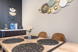 Dining - Heart of Irvine - Luxury Apt w/Pool & Gym 中文服务- (Irvine)