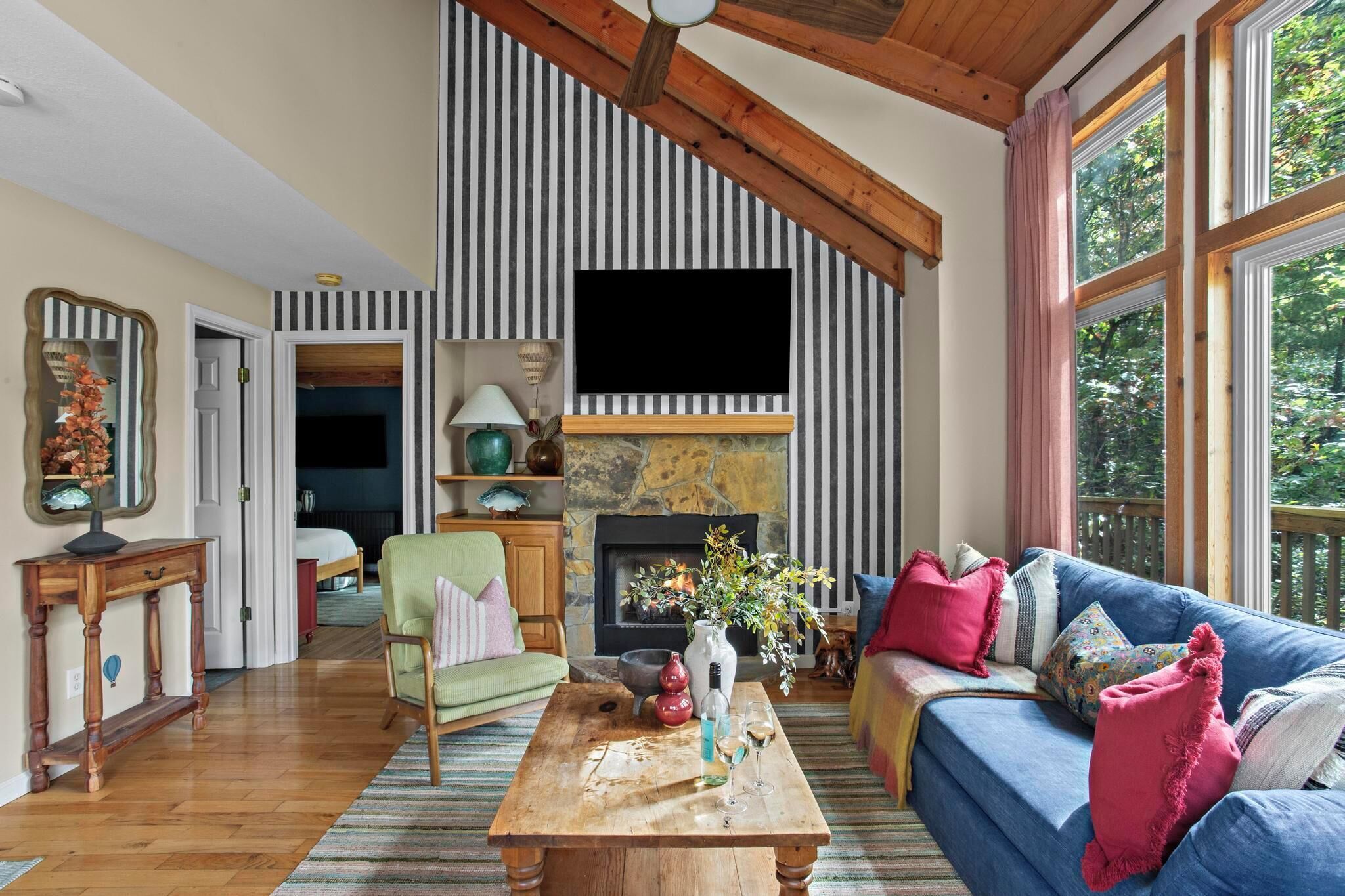 Smart-TV, Kamin, Bücher