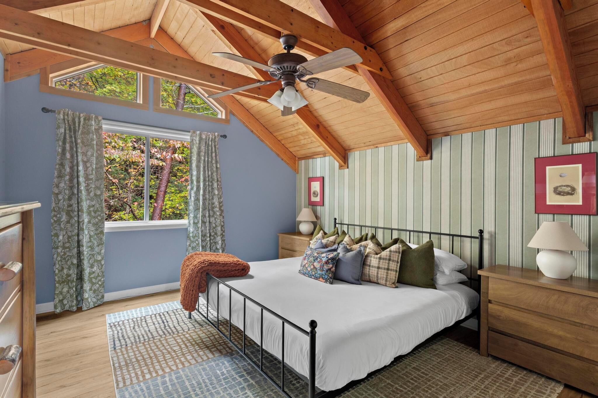 Fer et planche à repasser, lit parapluie, Wi-Fi gratuit, draps fournis