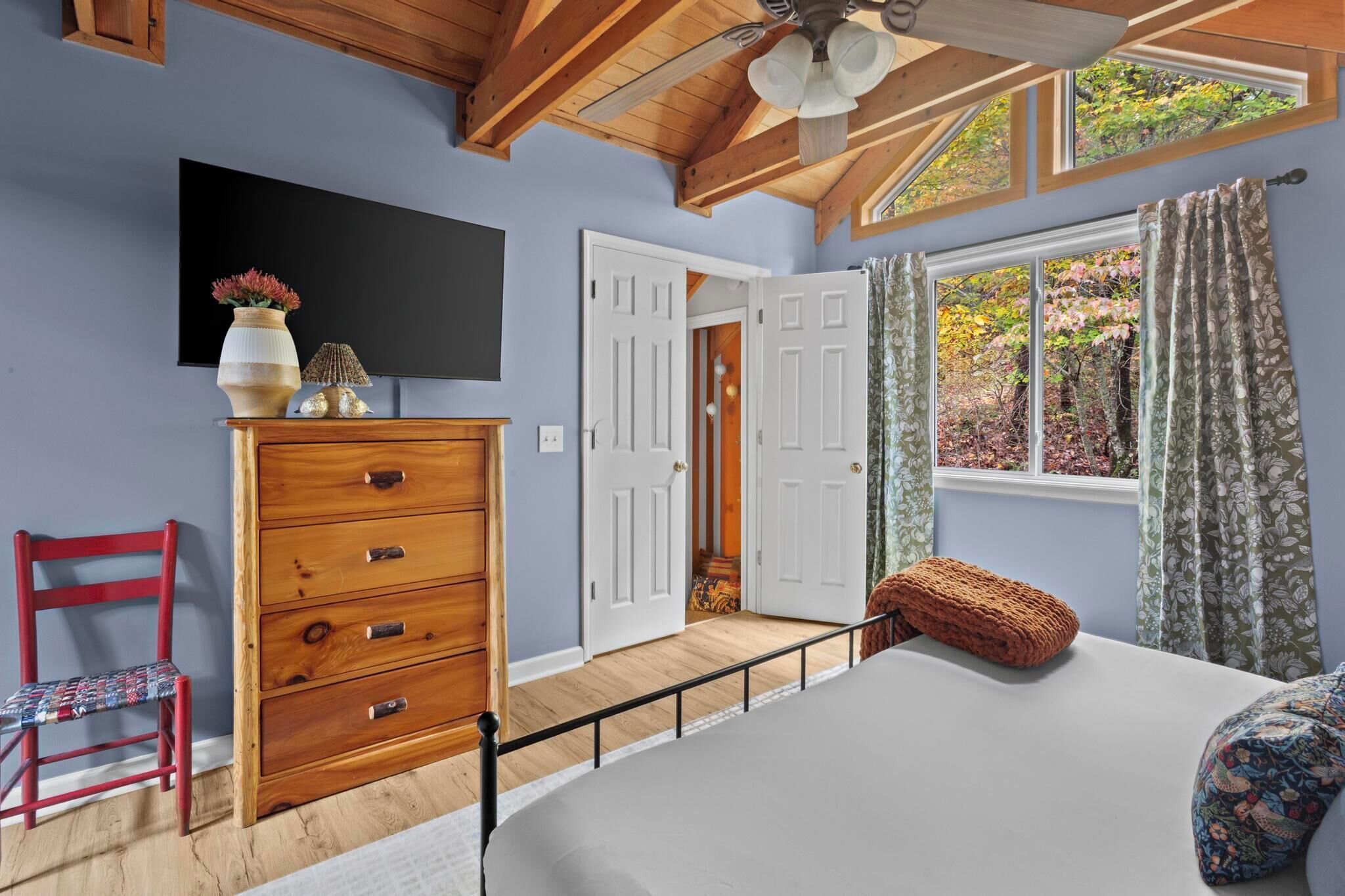 Een strijkplank/strijkijzer, reisbedje, gratis wifi, beddengoed