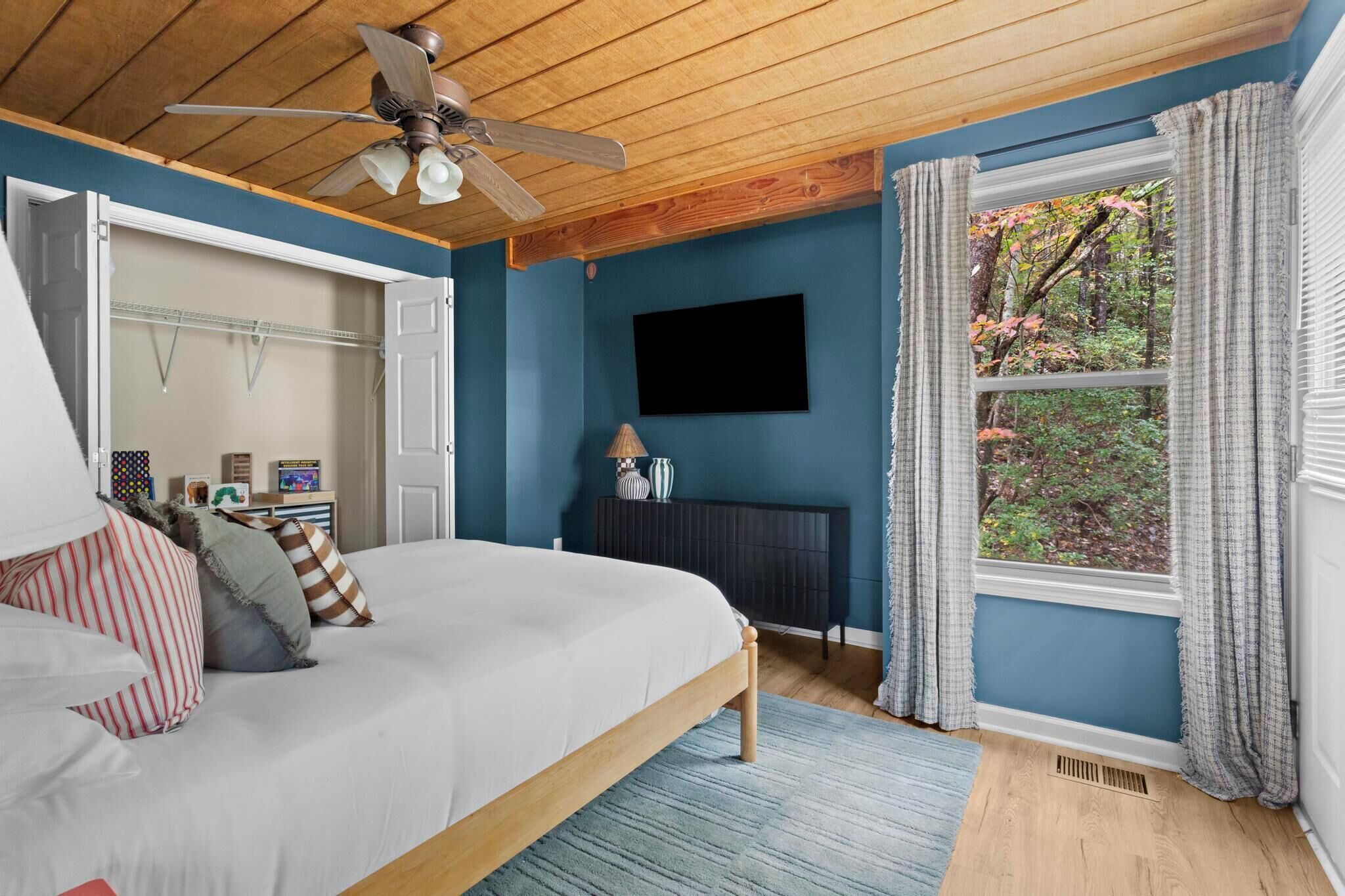 Fer et planche à repasser, lit parapluie, Wi-Fi gratuit, draps fournis