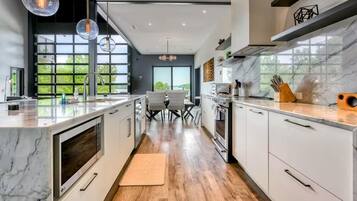 KylskÄp, mikrovÄgsugn, ugn och spishÀll