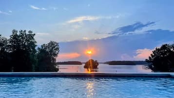 Utomhuspool och uppvÀrmd pool