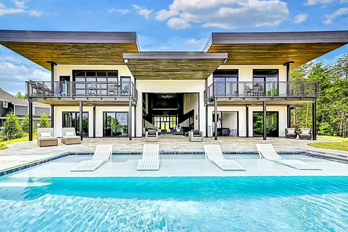 Utendørsbasseng og et oppvarmet basseng