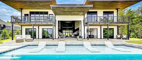 Utendørsbasseng og et oppvarmet basseng