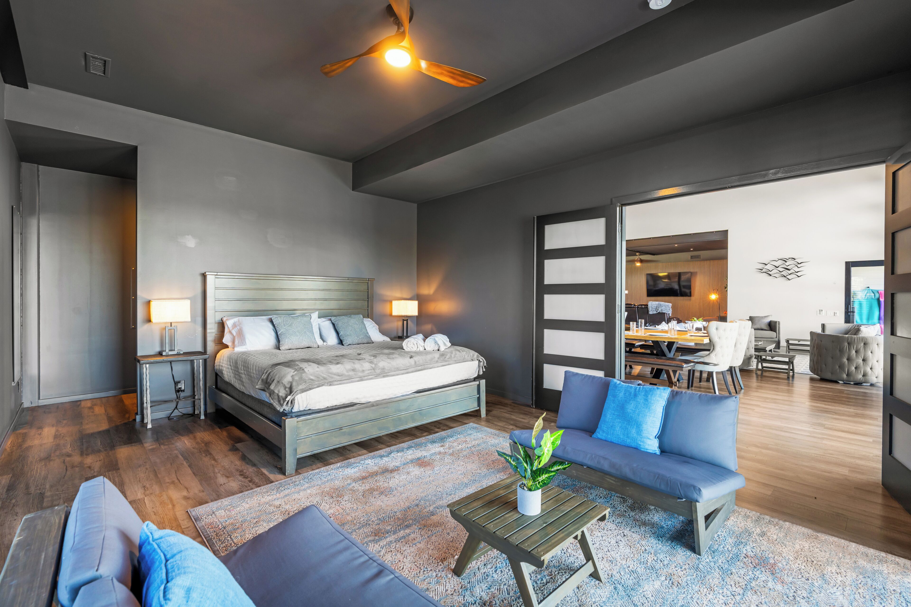 Escritorio, tabla de planchar con plancha, cuna de viaje y wifi gratis 