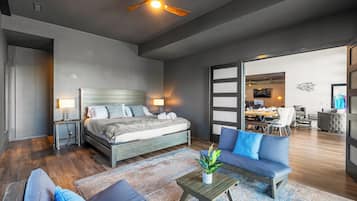 Een bureau, een strijkplank/strijkijzer, reisbedje, gratis wifi