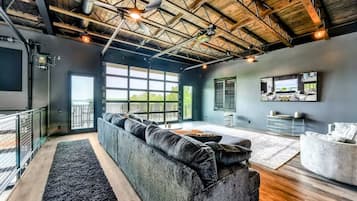 Smart-TV, videospill og bordtennis