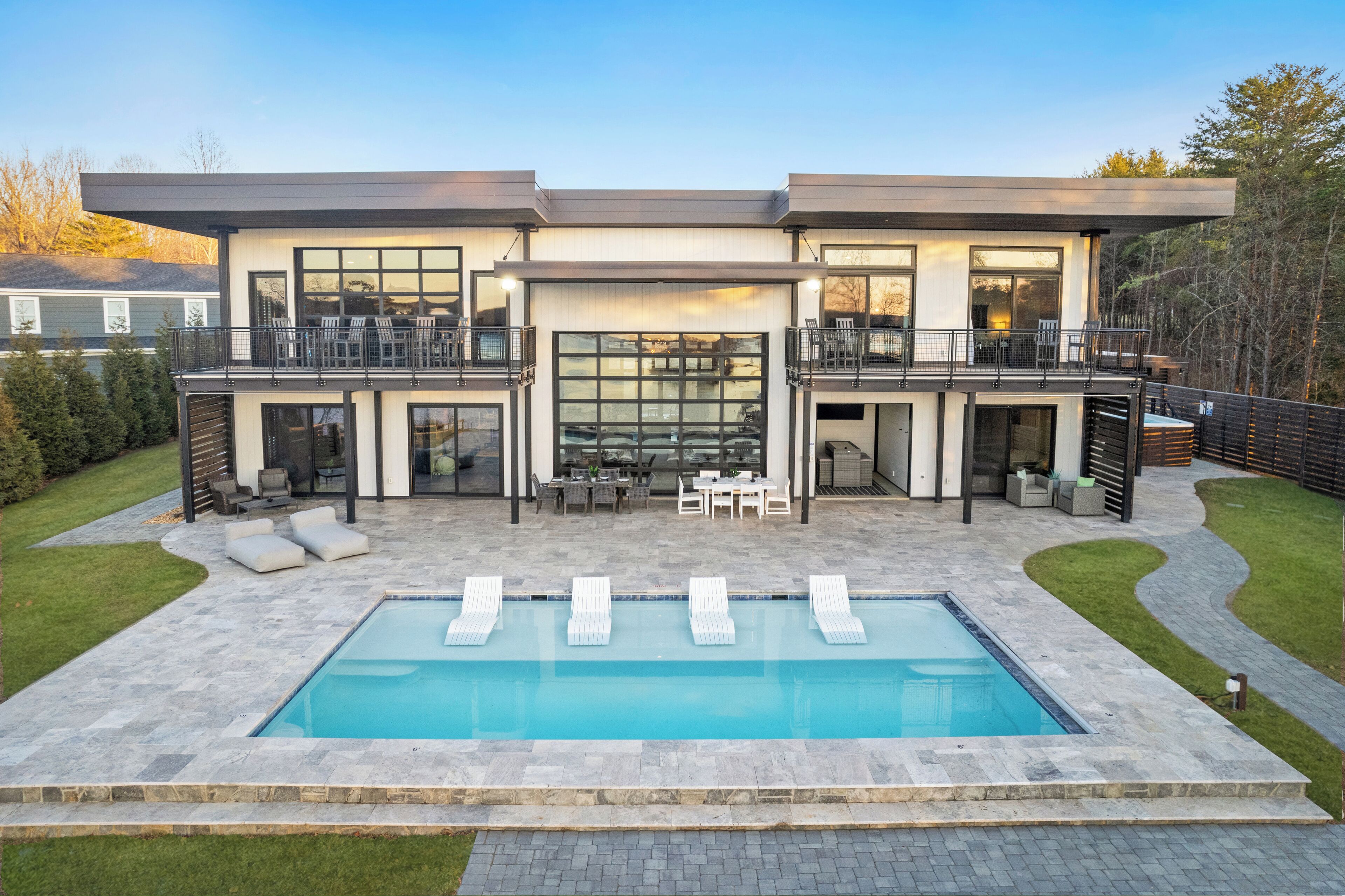 Una piscina al aire libre, una piscina climatizada