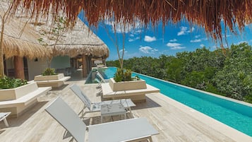 Piscina externa, funciona das 9h às 22h, espreguiçadeiras