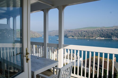 SEA BLUE Stunning coastal views and parking in beautiful Fowey, Cornwall