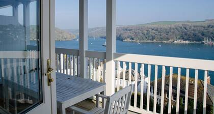 SEA BLUE Stunning coastal views and parking in beautiful Fowey, Cornwall