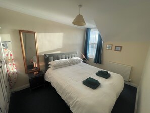 Iron/ironing board, WiFi, bed sheets - SEA BLUE Stunning coastal views and parking in beautiful Fowey, Cornwall (Fowey)