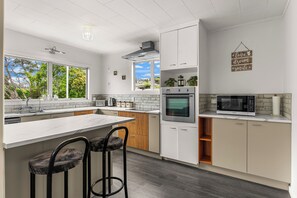 Fridge, microwave, dishwasher, toaster - Amanda Lane - Snells Beach Holiday Home (Snells Beach)
