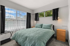 3 bedrooms, iron/ironing board, WiFi, bed sheets - Amanda Lane - Snells Beach Holiday Home (Snells Beach)