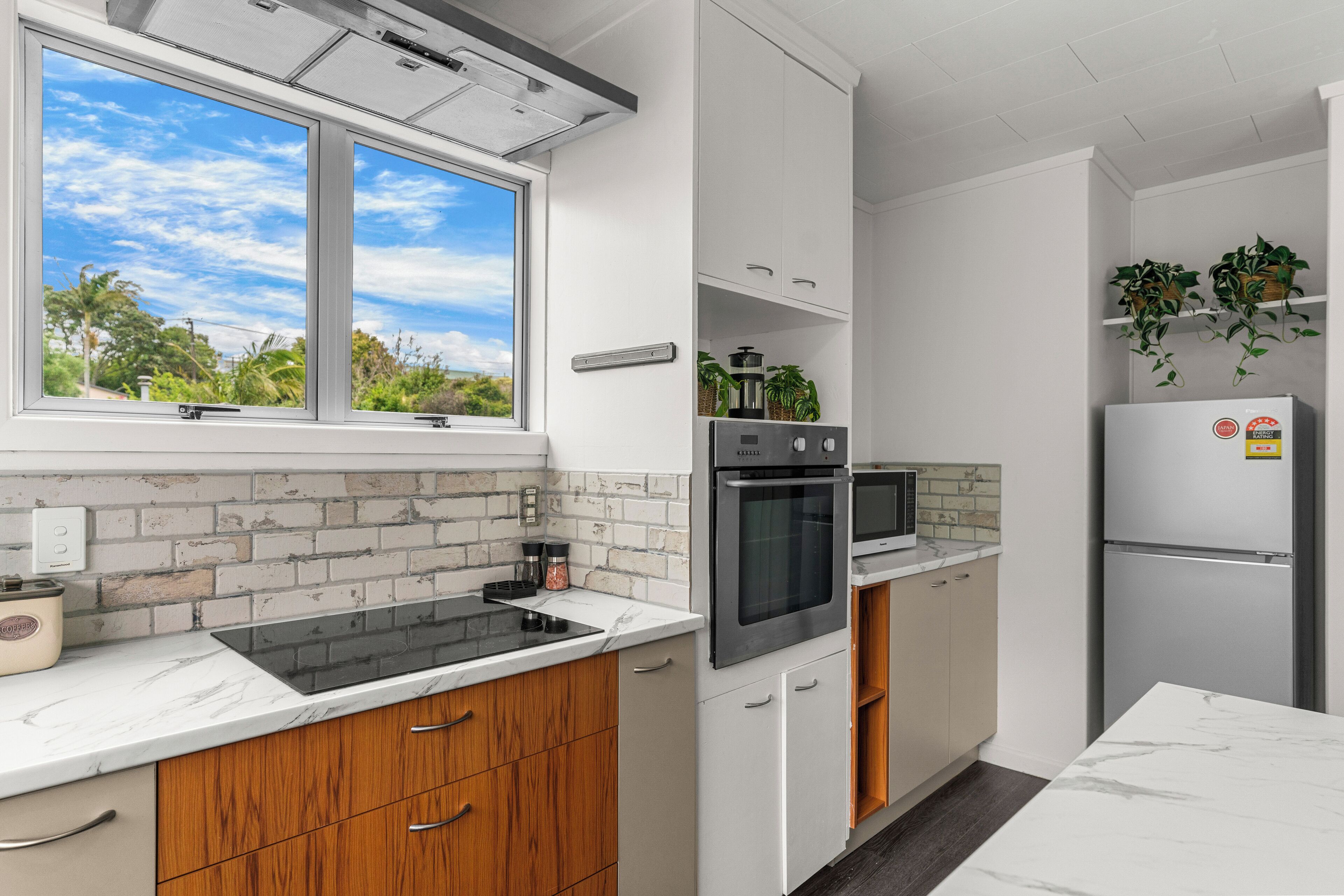 Kjøleskap, mikrobølgeovn, oppvaskmaskin og brødrister