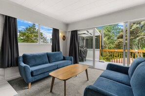TV - Amanda Lane - Snells Beach Holiday Home (Snells Beach)