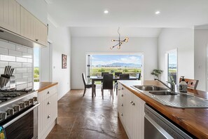 Réfrigérateur, micro-ondes, lave-vaisselle, cafetière/bouilloire