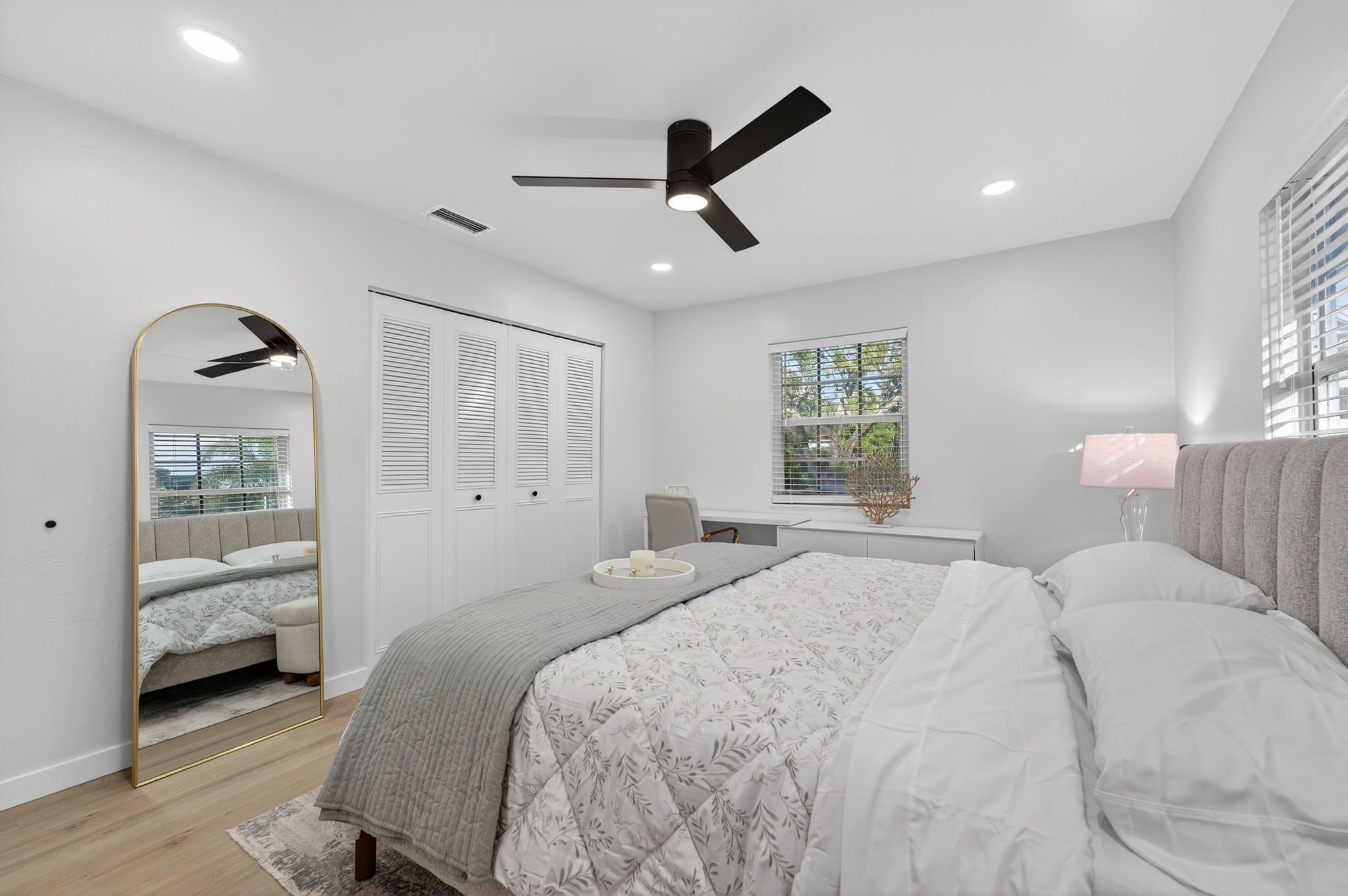 2 habitaciones, escritorio, tabla de planchar con plancha y wifi gratis 