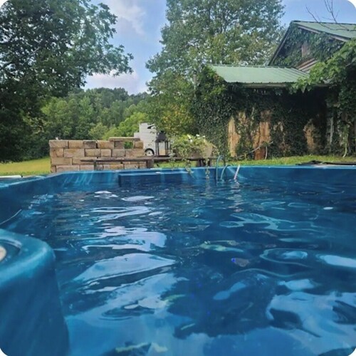 The Storybook Cottage  on 430 ac farm. Spa, trails, gorge overlook, 7 min Fvlle