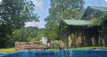 The Storybook Cottage on 430 ac farm. Spa, trails, gorge overlook, 7 min Fvlle