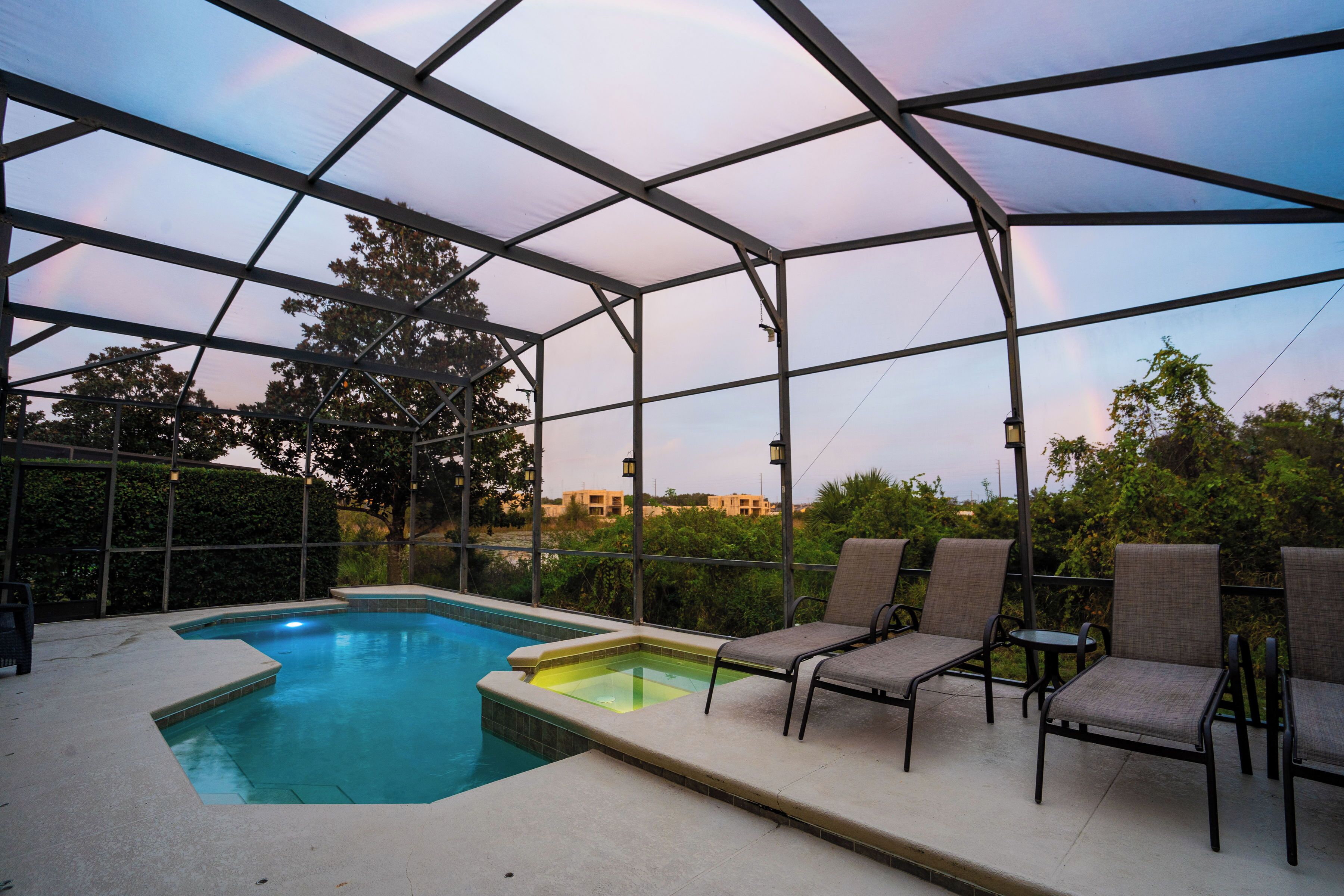 Een buitenzwembad, een verwarmd zwembad