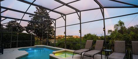 Een buitenzwembad, een verwarmd zwembad