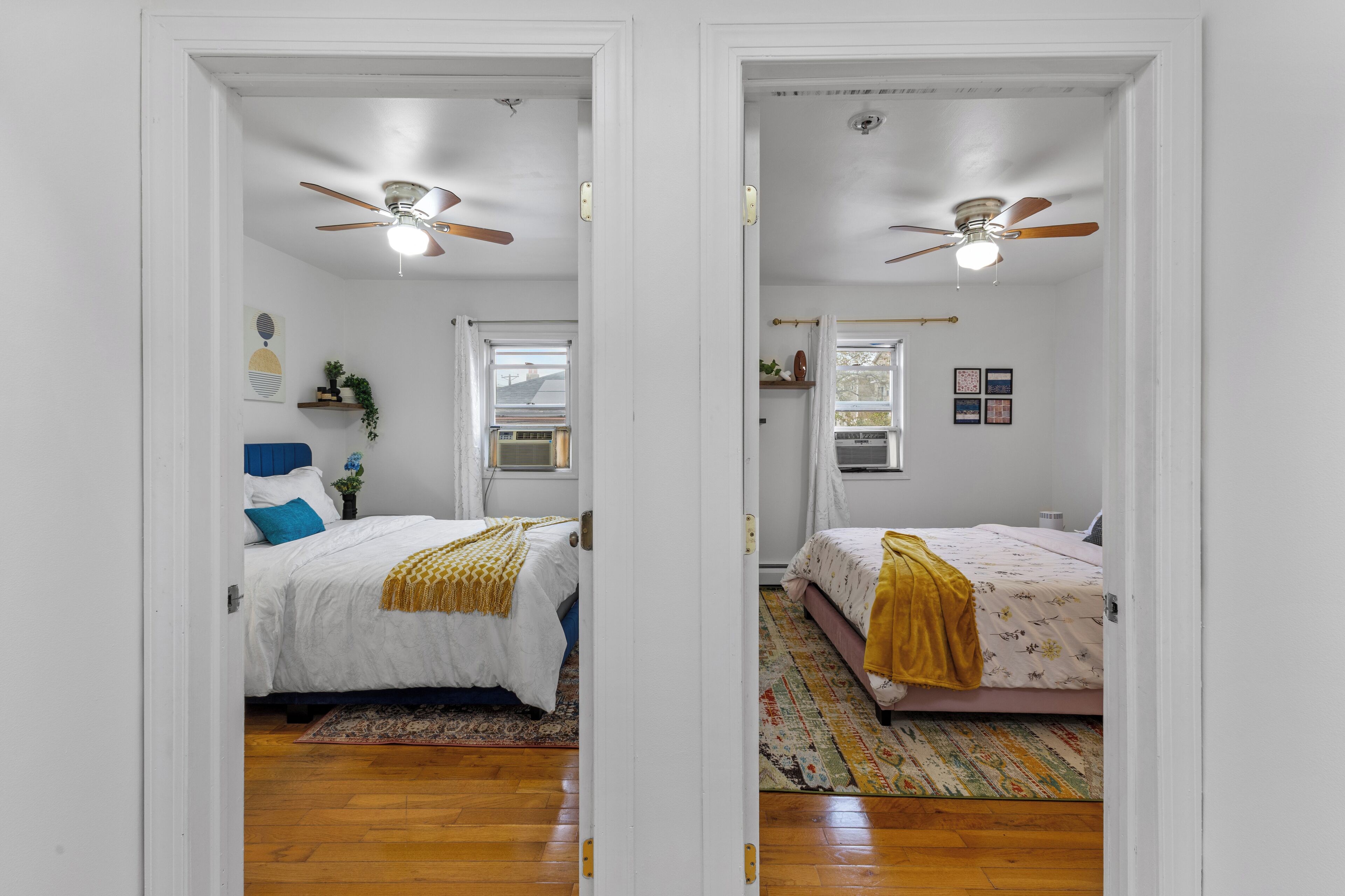 Escritorio, tabla de planchar con plancha, wifi y ropa de cama 