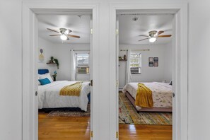 Escritorio, tabla de planchar con plancha, wifi y ropa de cama 