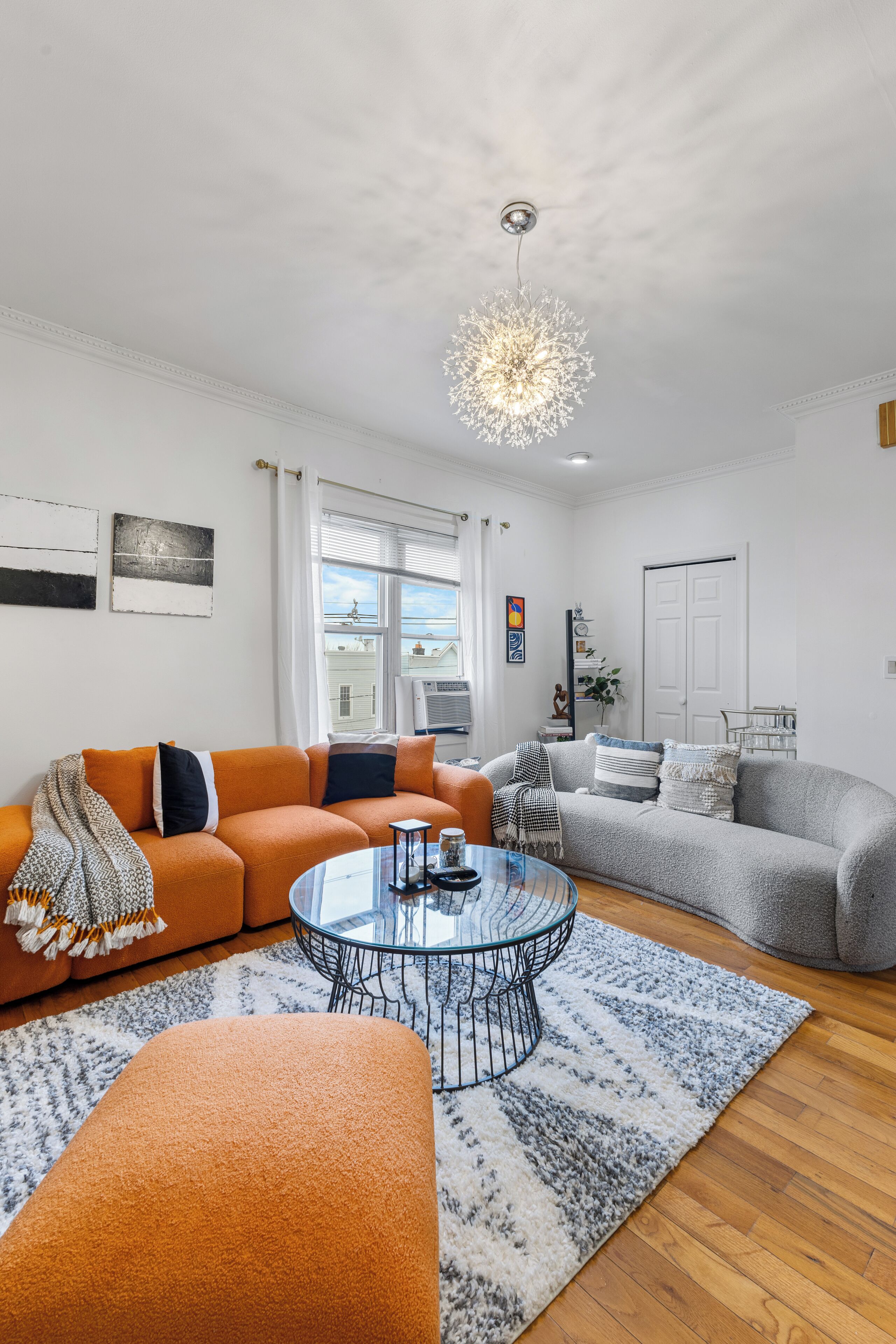 Smart TV, libros y monitor de computadora 