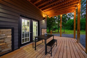 Outdoor dining - Double Magic - Unique Cabin for 6 - Pond, Hot Tub (Broken Bow)