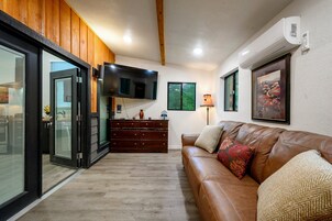 Cabaña, varias camas, bañera de hidromasaje (Double Magic) | Zona de estar