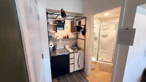 Serviettes fournies, savon, papier toilette