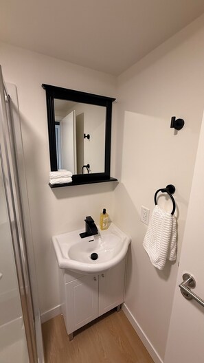 Towels, soap, toilet paper - Studio 7 – Mighty, Modern, Fully Equipped (Winkler)